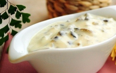 1. Этап. Кабачковое суфле под грибным соусом: 3. Тем временем сделаем соус: шампиньоны промоем, обсушим и измельчим в пюре. Добавим измельченную луковицу и сметану. Смешаем, добавим специи по вкусу.