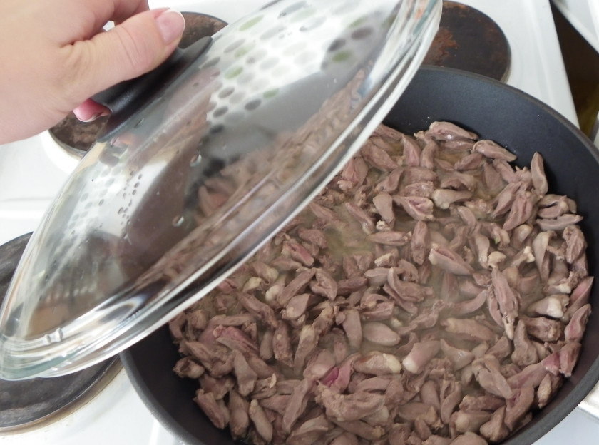 1. Этап. Жареные сердечки: 3. По вкусу добавляю соль и черный молотый перец, перемешиваю.