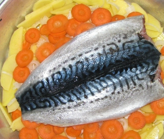 1. Этап. Скумбрия в духовке с картофелем: Скумбрию кладем спиной вверх.