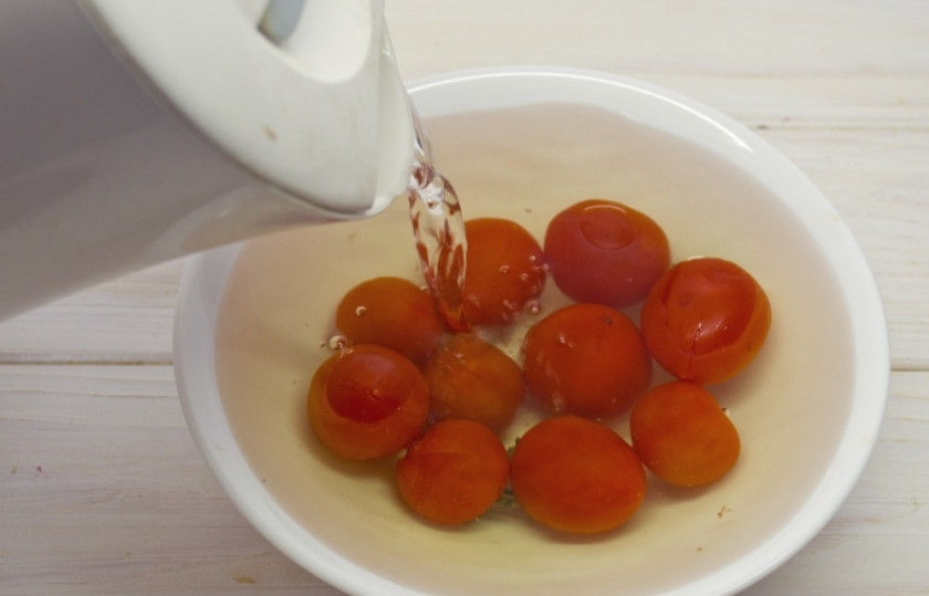 1. Этап. Суп Гаспачо из помидоров: 1. Первым делом очищаю помидоры от кожуры: помещаю их в миску, делаю крестообразные надрезы и заливаю кипятком, оставляю в таком виде на 1-2 минуты.