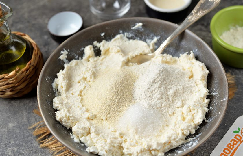 1. Этап. Cырники из зерненого творога: Всыпьте в миску муку, манку и сахарный песок.