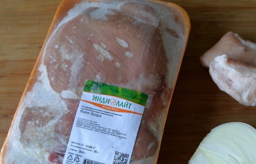 1. Этап. Люля-кебаб из индейки с пикантным соусом: Для приготовления люля-кебаб из индейки нужно приготовить фарш. Я использовала филе бедра индейки ТМ Индилайт. Перекручиваем на мясорубке филе индейки, свиное сало и репчатый лук.