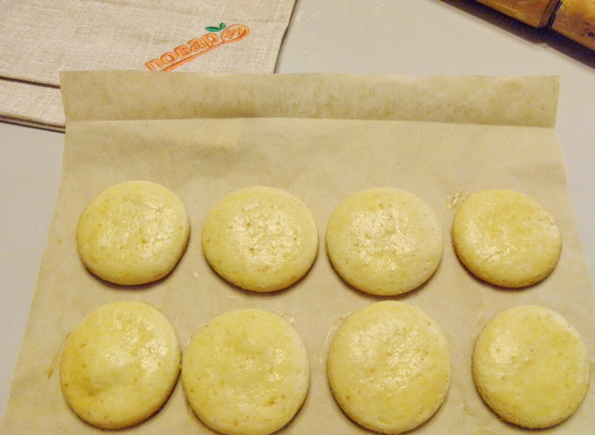 1. Этап. Коржики классические: Как только низ коржиков подрумянился, значит они готовы. Снимите с пергамента, остудите и подайте к чаю. Приятного!