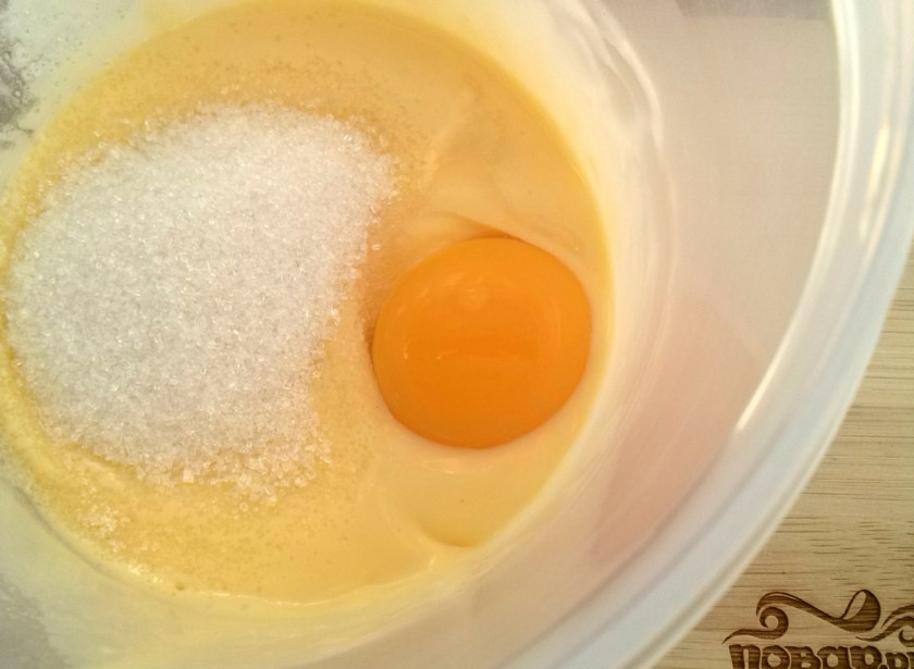 1. Этап. Песочное тесто для пирога с вареньем: Растопите сливочное масло, остудите его до комнатной температуры, добавьте яйцо, сахар и размешайте.