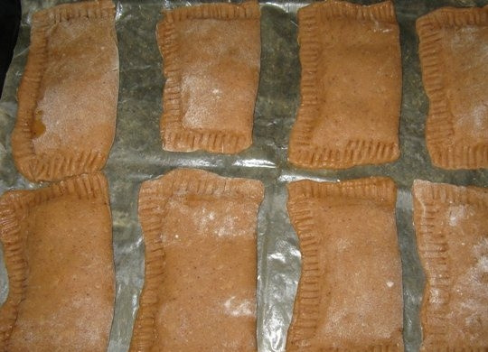 1. Этап. Тульский пряник постный: 5. Полученные пряничные заготовки выложите на смазанный рафинированным растительным маслом лист пергамента, помещенный на противень.