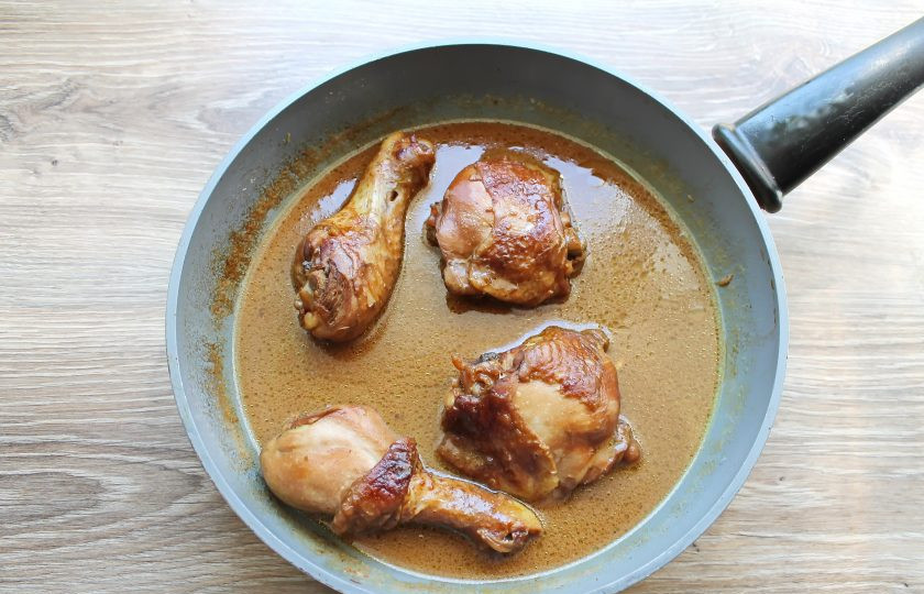 1. Этап. Курица по-тайски в кокосовом молоке: Закройте крышкой и готовьте еще 20-25 минут, до готовности. Снимите с огня и сразу подавайте к столу.