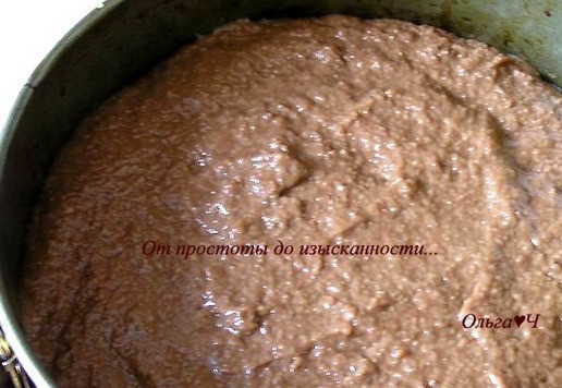 1. Этап. Шоколадный торт с ягодами: Один корж положите в форму (можно застелить пленкой, у меня на тот момент не было), сверху выложите шоколадный мусс, накройте вторым коржом, слегка утопите. Уберите в холодильник.