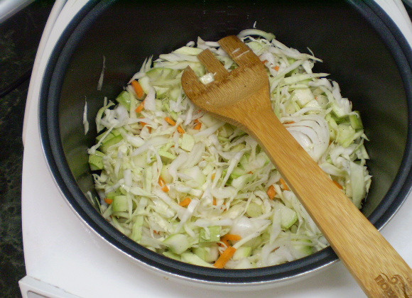 1. Этап. Тушеная капуста с кабачками: 6. Соединяем все овощи, специи, соль, пасту и масло в кастрюле мультиварки. Включаем соответствующий режим и тушим 30-40 минут.