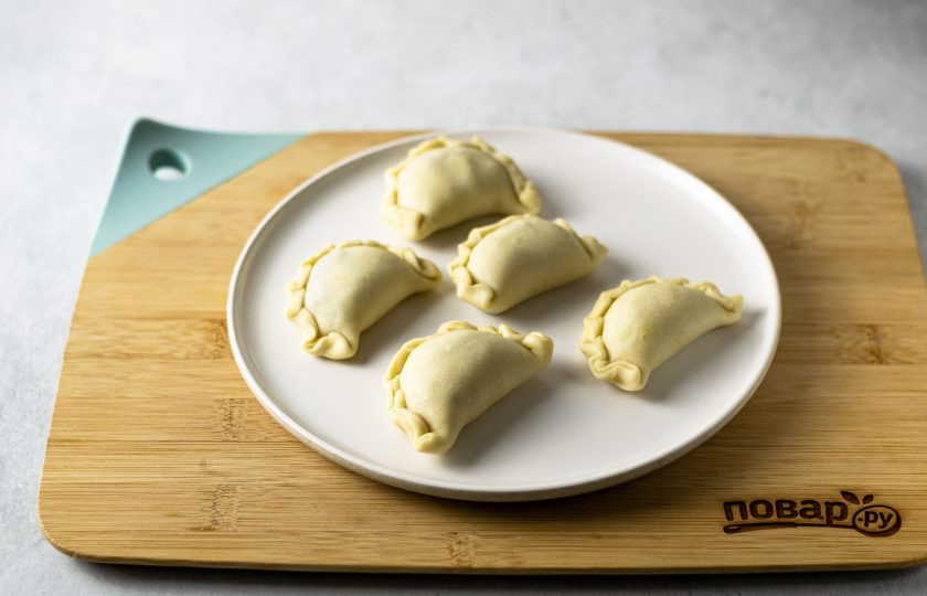 1. Этап. Вареники с сушеными грибами: Растяните края кружочков из теста, накройте одну половину второй. Защипните крепко края, затем сверните их косичкой.