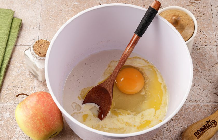 1. Этап. Пирог на дрожжах с яблоками: Добавьте сахар, растопленное сливочное масло, растительное масло и яйцо. Перемешайте.