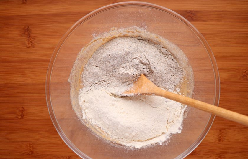 1. Этап. Ржано-пшеничный хлеб: Теперь добавьте 50 г пшеничной и 50 г ржаной муки. Перемешайте, накройте пленкой и снова оставьте на 12 часов.