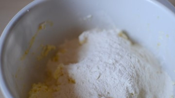 1. Этап. Вареники творожные ленивые: Добавить муку и замесить тесто.