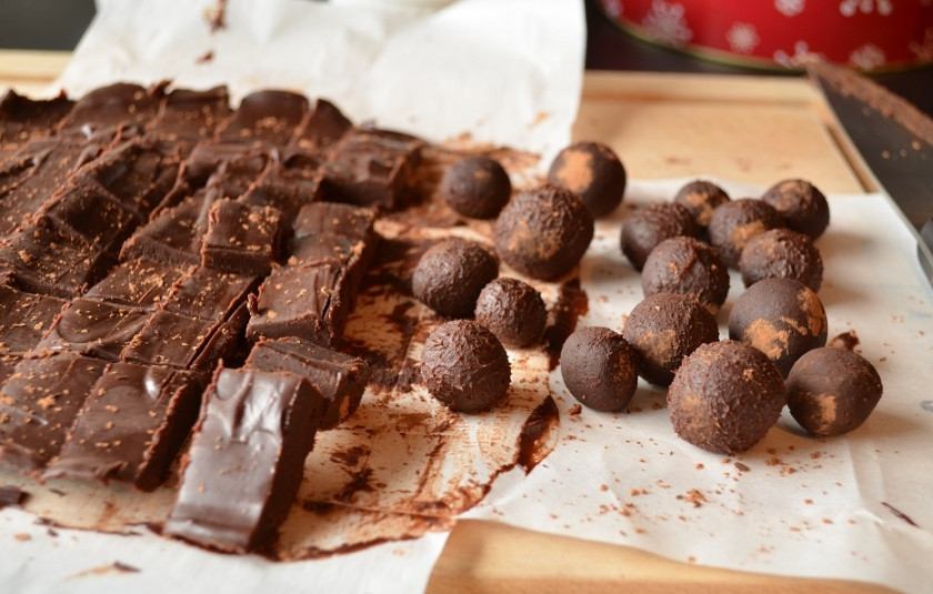 1. Этап. Шоколадные трюфели: 2. Разрежьте застывший шоколад на равные квадратики - 8 на 8. Каждый квадратик посыпьте какао и сверните в шарик.