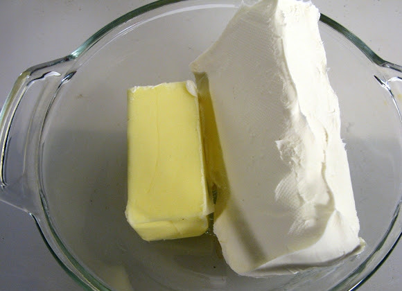 1. Этап. Сырное пюре: 1. Для начала поместим в миску масло и сыр, перемешаем их, добавим специи.