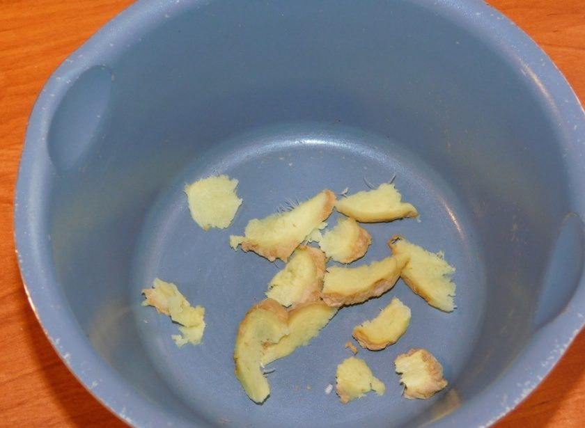 1. Этап. Напиток из грейпфрута с имбирем: Мелко нарежьте имбирь.