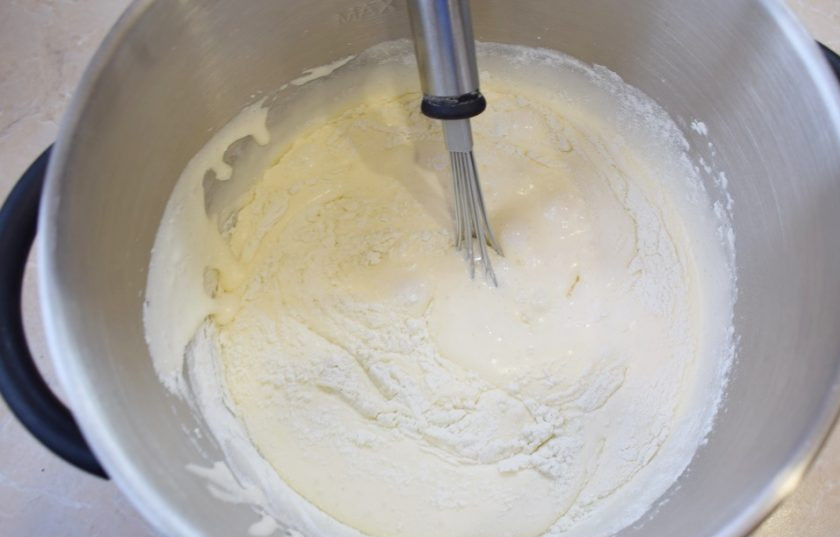 1. Этап. Капкейки для любимого: Отдельно взбейте яйца с сахаром в пышную пену. Постепенно добавляйте муку с содой.