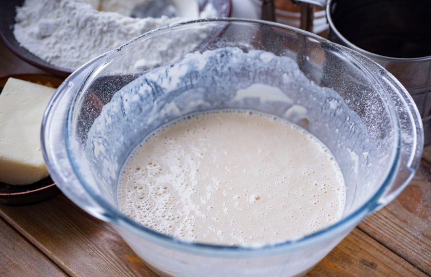 1. Этап. Шоколадные булочки: Венчиком вмешайте муку до получения однородной смеси, которая по консистенции напоминает блинное тесто — это опара. Миску с опарой накройте кухонным полотенцем и оставьте на 30 минут в покое созревать.