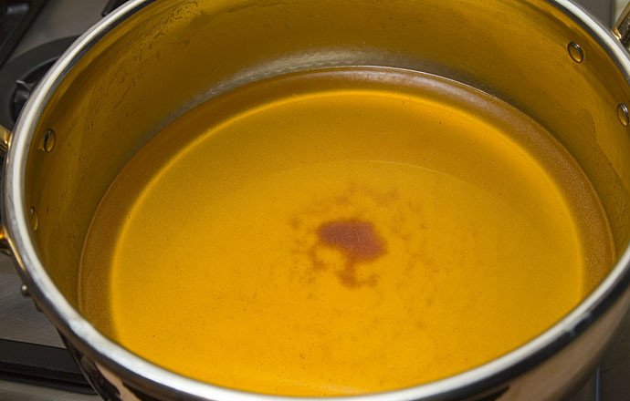 1. Этап. Рыбный суп-пюре: Рыбный бульон процеживаем. Солим и перчим. Кладем в него картофель, лук, морковь и доводим до кипения, затем убавляем огонь. Как только сварился картофель, измельчаем все блендером, вливаем сливки. Немного варим, постоянно перемешивая.