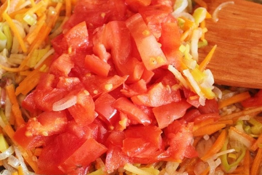 1. Этап. Борщ с курицей и свеклой: 6. Добавьте после нарезанные помидоры, тушите еще минут 5 на среднем огне.