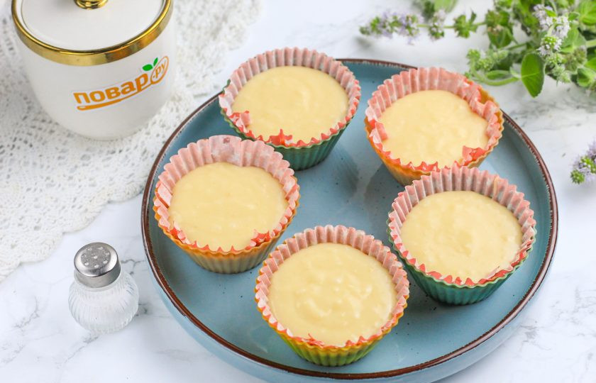 1. Этап. Кокосовые кексы: В силиконовые или железные формочки вставьте бумажные стаканчики для кексов и влейте в каждый из них по 2 ст.л. приготовленного теста без горки. Разогрейте духовку до 180 градусов и испеките в ней кексы примерно 20-25 минут.