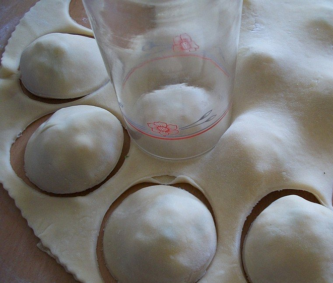 1. Этап. Пирожки бомбочки с помидорами: 3. Из второго куска теста раскатываем еще один пласт, соразмерный первому. Укладываем поверх первого, и формочкой (или стаканом) выдавливаем будущие пирожки. Скрепляем края, как у вареников или пельменей.