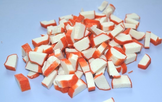 1. Этап. Салат Диана: 10. Нарежьте кубиками крабовые палочки.