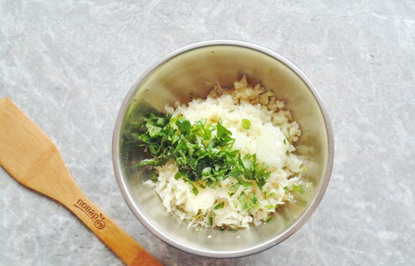 1. Этап. Котлеты из кабачка и цветной капусты: Цветную капусту тоже натрите на тёрке. Добавьте в миску. Сюда же добавьте мелко нарезанную петрушку и мелко нарезанный лук.