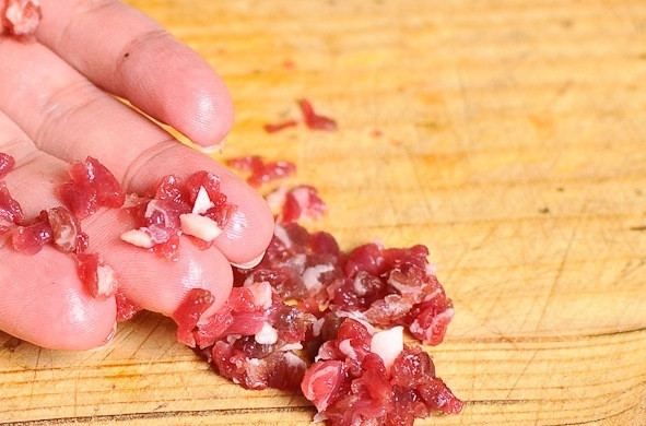 1. Этап. Настоящие манты: Подготовьте фарш: мясо промойте и обсушите бумажным полотенцем, с помощью ножа очень мелко нарежьте.