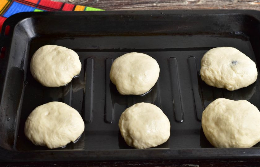 1. Этап. Булочки с маком в хлебопечке: Сформируйте булочки и выложите их на противень швом вниз.