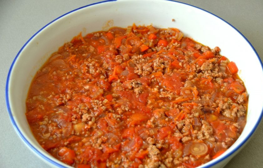 1. Этап. Шепардский пирог: В форму для запекания выложите фарш с овощами.