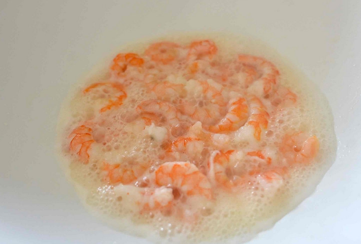 1. Этап. Cалат с руколой и креветками: Разогреваем в сковороде масло, бросаем размороженные креветки. Солим и обжариваем по несколько минут с каждой стороны.