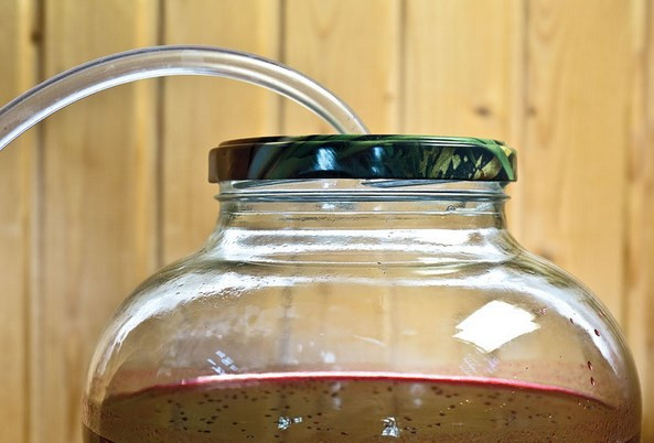 1. Этап. Домашнее вино из смородины без дрожжей: На банку ставим гидрозатвор. Из шелухи оставшейся (мезги) можно сделать еще сок по такой же схеме, как и в первый раз. Потом сок, полученный во второй раз, доливаем к 