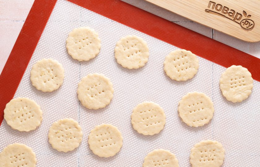 1. Этап. Банановые крекеры: С помощью формочки вырежьте крекеры или просто нарежьте тесто на квадраты. Наколите вилкой. Выпекайте крекеры 15-20 минут в разогретой до 180 градусов духовке.
