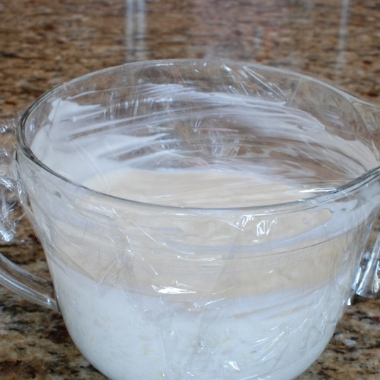 1. Этап. Мюсли по-швейцарски: Накрываем пищевой пленкой и отправляем на ночь в холодильник.