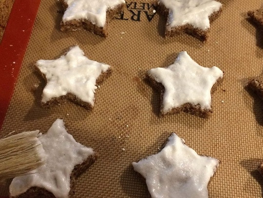 1. Этап. Новогоднее печенье с корицей и миндалем: 7. Смажьте ранее отложенными белками и отправьте в духовку. Выпекайте 15-20 минут.