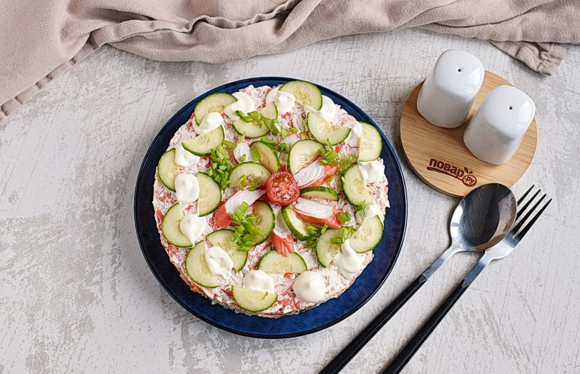 1. Этап. Крабовый салат с рисом и кукурузой: Подавайте охлажденным – так вкуснее.