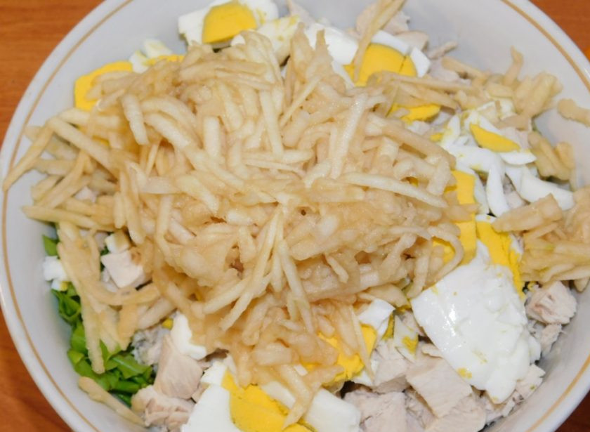 1. Этап. Салат Улыбка: Яблоко натрите на крупной терке.