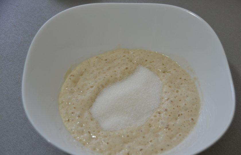 1. Этап. Кекс Майский: Добавьте в опару сахар, ванилин, влейте остатки воды.