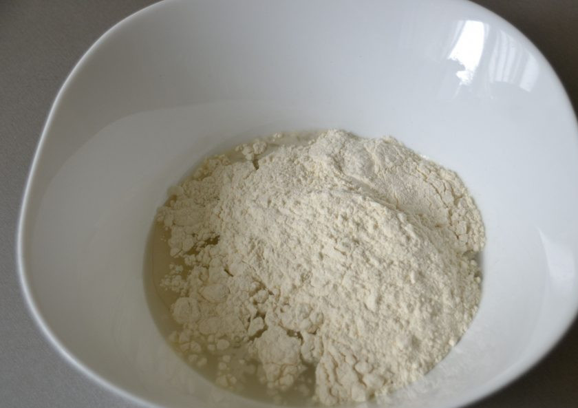 1. Этап. Штрудель со сливой: Всыпьте муку.