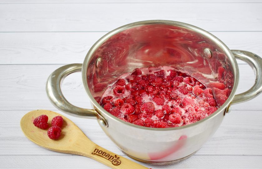 1. Этап. Мармелад из малины и красной смородины: 2. Заложите ягоды в кастрюлю и залейте водой так, чтобы она покрыла ягоды наполовину. Поставьте на огонь и варите 15 минут.