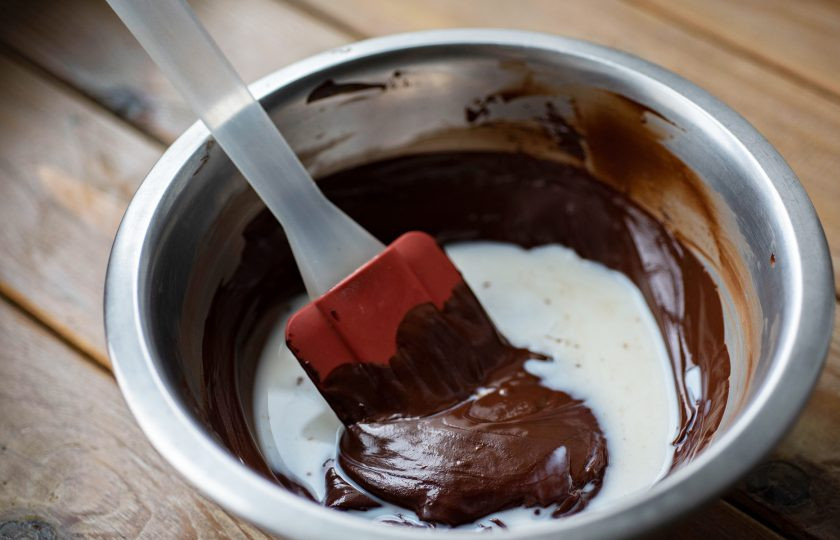 1. Этап. Шоколадный торт с кремом из маскарпоне: Миску с растопленным шоколадом снимаем с водяной бани, добавляем сливочное масло, вмешиваем его в растопленный шоколад, заливаем молоко комнатной температуры, вмешиваем его.