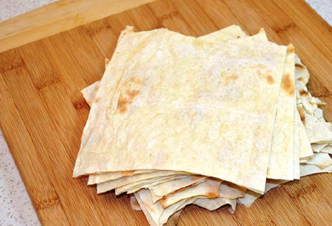 1. Этап. Самса из лаваша: Порежьте лаваш квадратами.