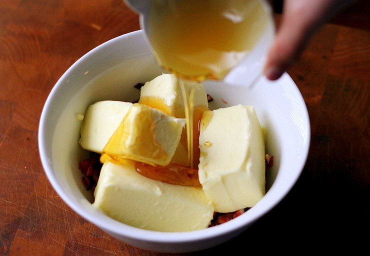 1. Этап. Масло с клюквой: 3. Добавьте мед.