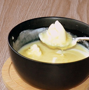 1. Этап. Глазурь из белого шоколада: Добавить мягкое сливочное масло, опять взбить и размешать до однородности. Я это сделала обычной вилкой.