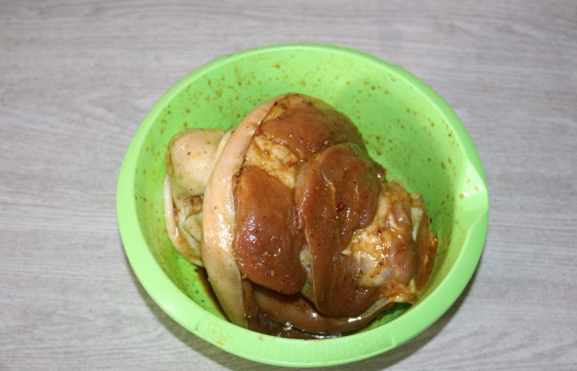 1. Этап. Маринад для свиной рульки в духовке: Маринад хорошо вотрите со всех сторон. Накройте миску пищевой плёнкой и отправьте в холодильник на 8-10 часов. За это время желательно свиную рульку перевернуть несколько раз.