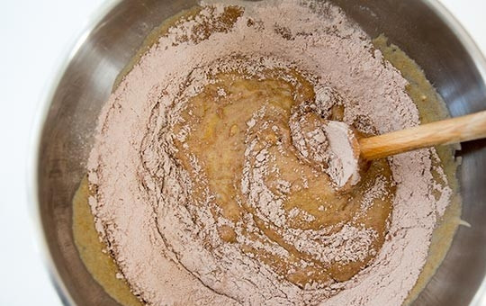 1. Этап. Шоколадно-банановый хлеб: 4. Введите сухие ингредиенты в миску к влажным ингредиентам, перемешайте.