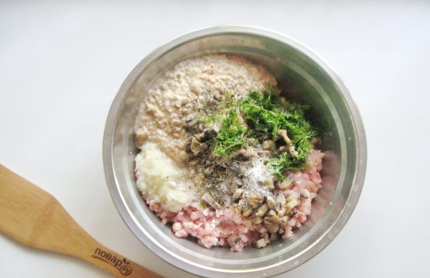 1. Этап. Котлеты из свинины с грибами: Посолите и поперчите. Тщательно перемешайте фарш.