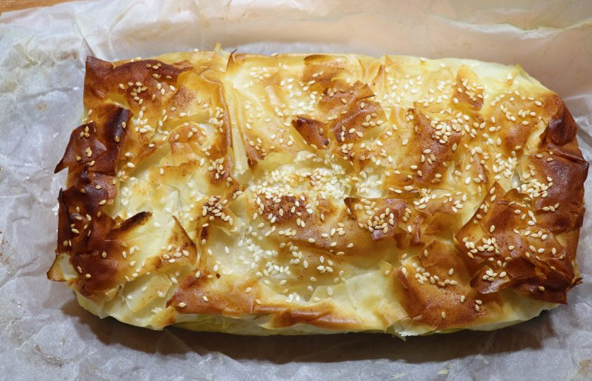 1. Этап. Рыбный пирог с тестом фило: Выпекайте в разогретой до 200 градусов духовке в течение 30-35 минут. Если верх начнет подгорать, прикройте пирог пергаментом.