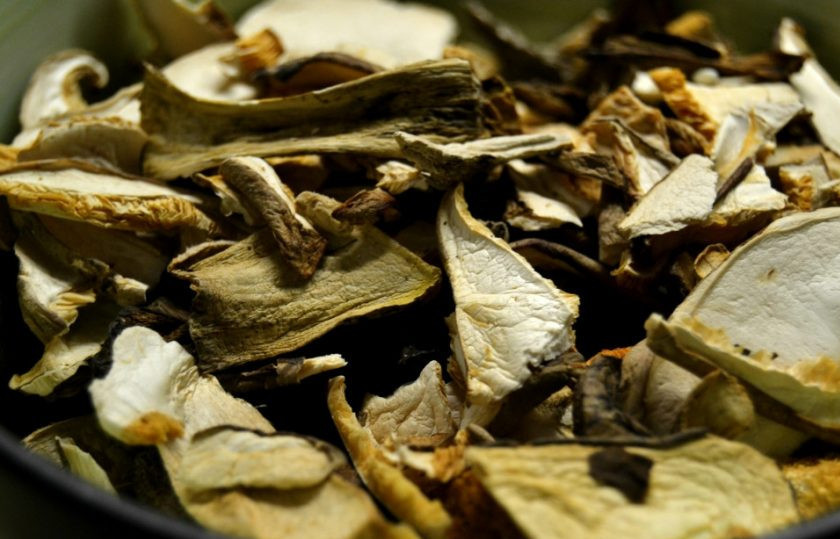 1. Этап. Суп из сушеных грибов с перловкой: 1. Промойте сушеные грибы, затем выложите в большую миску.