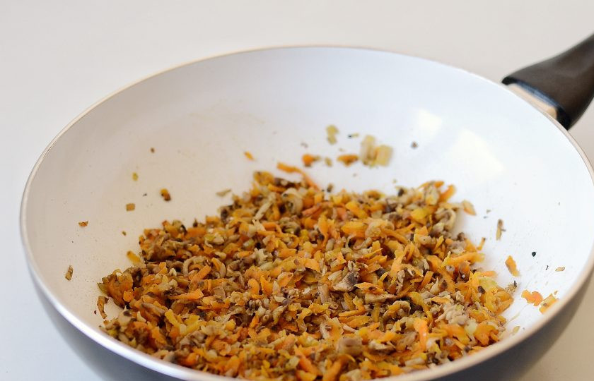 1. Этап. Постные начинки для лаваша: Лук мелко порубите, морковь и шампиньоны натрите на крупной терке. Обжарьте овощи на сковороде до готовности. Посолите, поперчите, добавьте постный майонез и перемешайте.